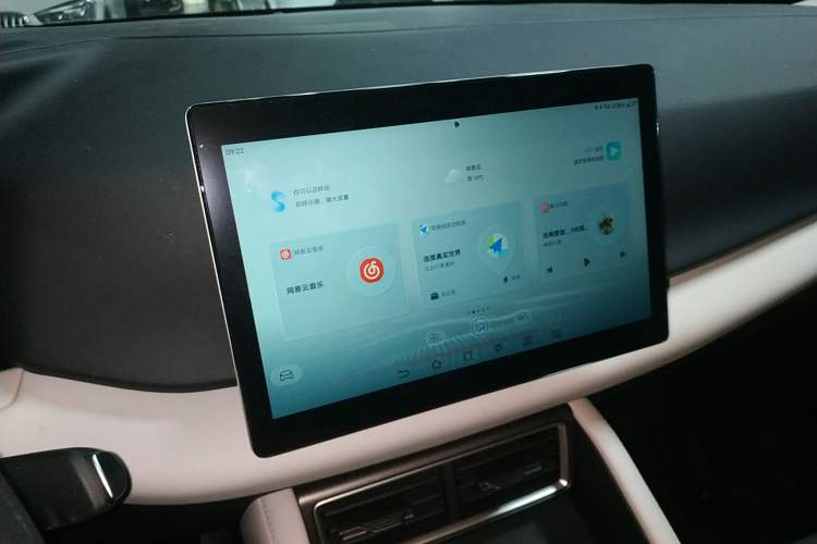 Used BYD Yuan UP 2025 Model 301KM Leading Version Audio And AC Panel