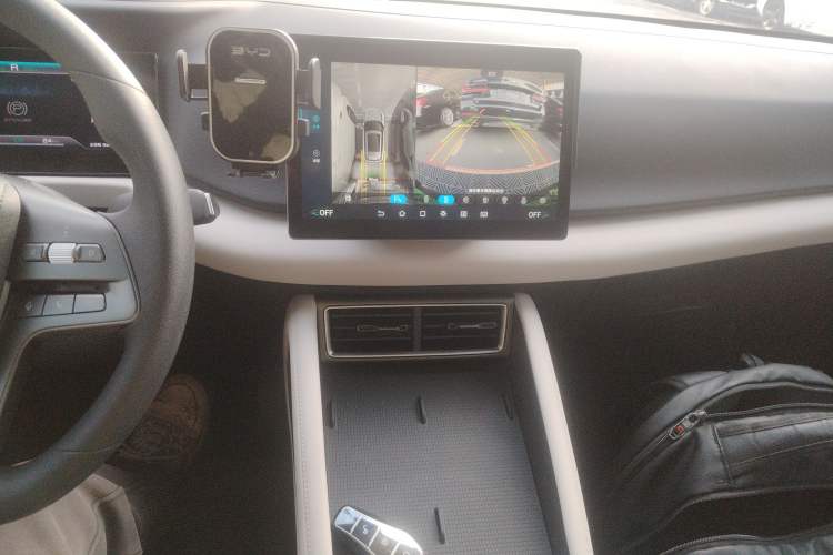 Used BYD Yuan UP 2025 Model 301KM Leading Version Audio And AC Panel