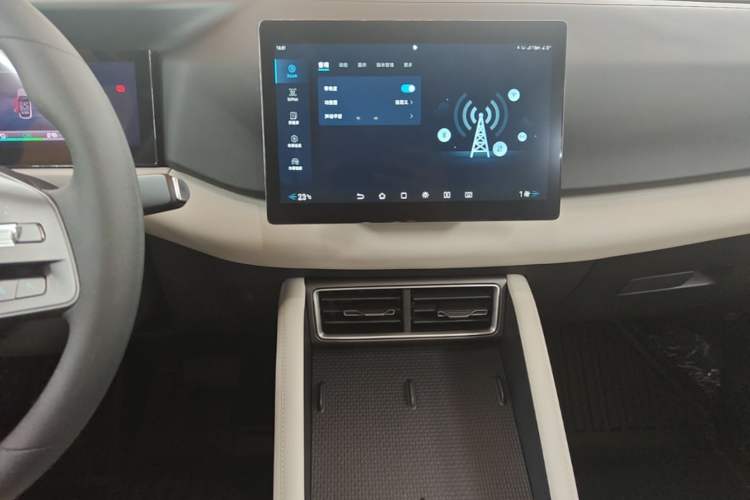 Used BYD Yuan UP 2025 Model 301KM Leading Version Audio And AC Panel
