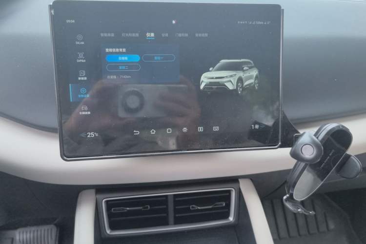Used BYD Yuan UP 2025 Model 301KM Leading Version Audio And AC Panel