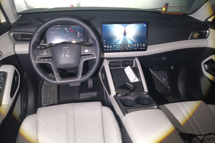 Used BYD Yuan UP 2025 Intelligent Driving Version 401 KM Dynamic Edition Center Console