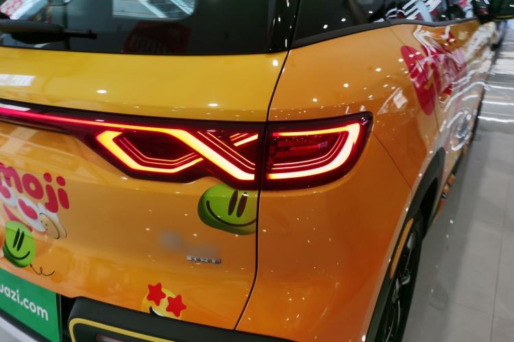 Used BYD Yuan UP 2025 Intelligent Driving Version 401 km Beyond-Range Edition Exterior 3