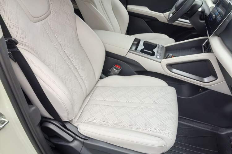 Used BYD Yuan UP 2025 Model 301KM Leading Version Exterior 4