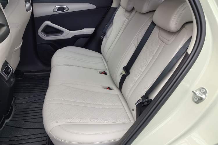 Used BYD Yuan UP 2025 Model 301KM Leading Version Exterior 6