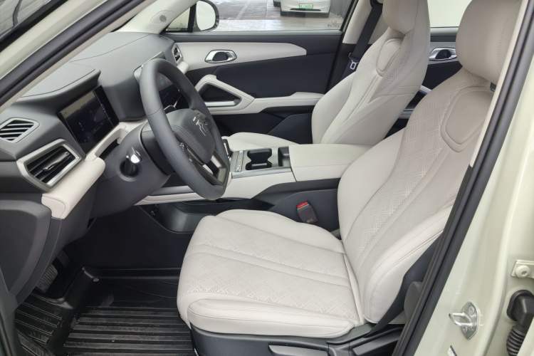 Used BYD Yuan UP 2025 Model 301KM Leading Version Exterior 7