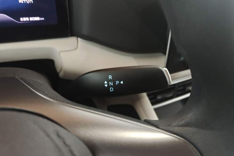 Used BYD Yuan UP 2025 Model 301KM Leading Version Gear Lever