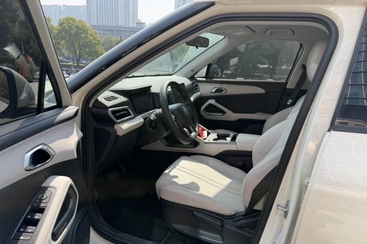 Used BYD Yuan UP 2025 Model 301KM Leading Version Interior 1