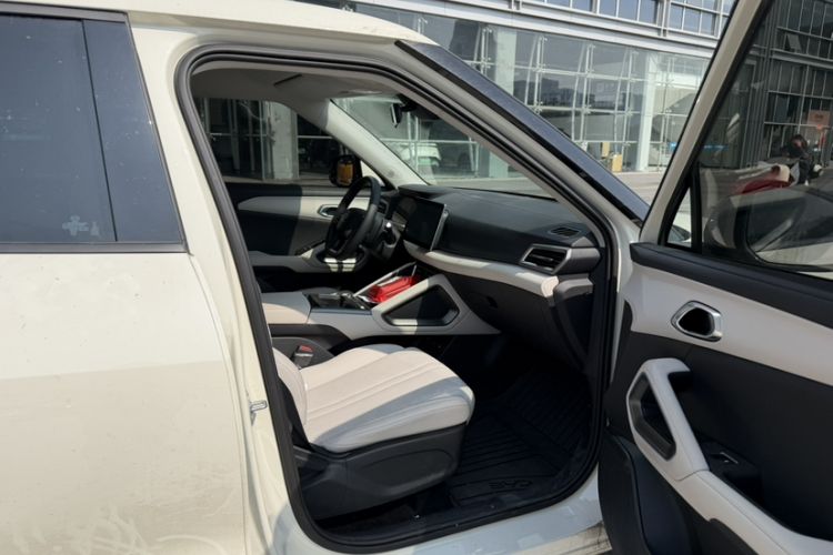 Used BYD Yuan UP 2025 Model 301KM Leading Version Interior 3