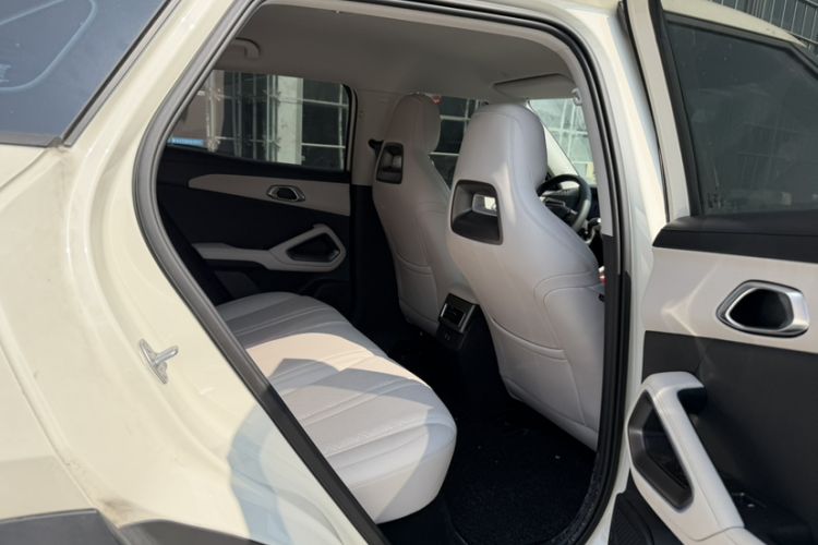 Used BYD Yuan UP 2025 Model 301KM Leading Version Interior 4