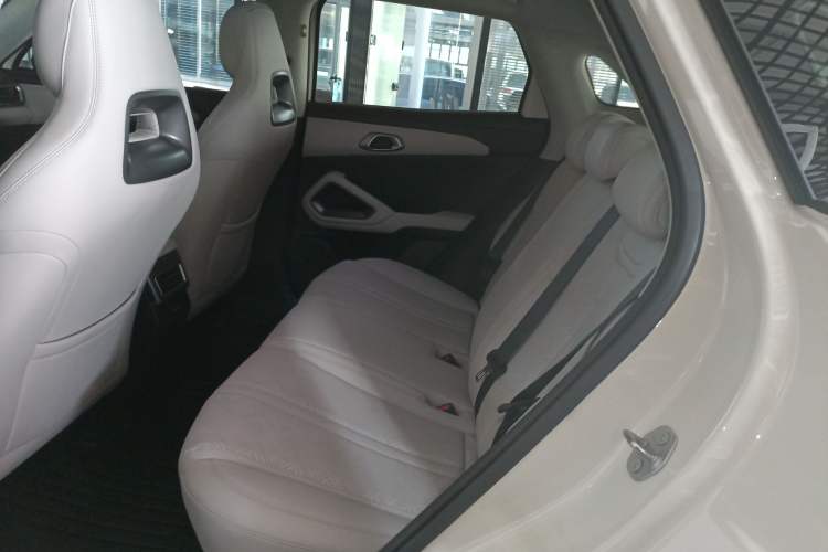 Used BYD Yuan UP 2025 Model 301KM Leading Version Interior 4