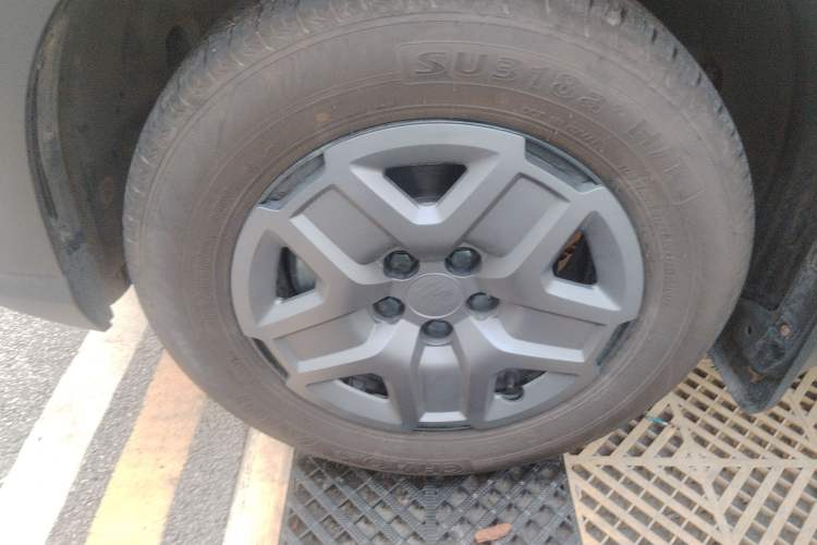 Used BYD Yuan UP 2025 Model 301KM Leading Version Left Front Wheel Hub