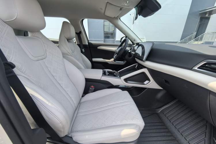 Used BYD Yuan UP 2025 Intelligent Driving Version 401 KM Dynamic Edition Right Front Seat
