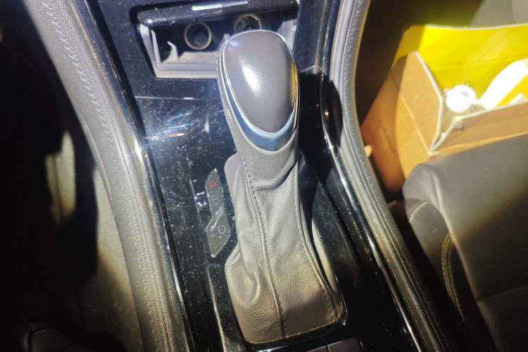 Used Cadillac ATS-L 2016 28T Fashion Edition Gear Lever