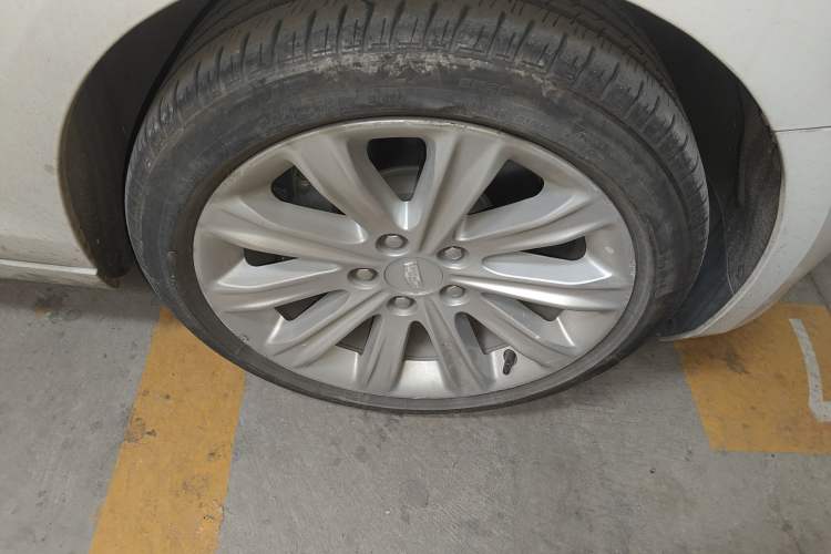 Used Cadillac ATS-L 2016 28T Tech Edition Right Front Wheel Hub