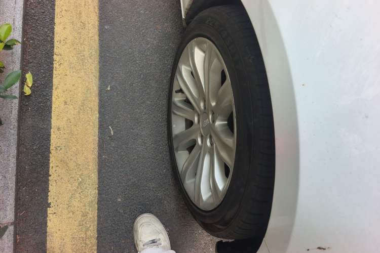 Used Cadillac ATS-L 2017 28T Tech Edition Right Front Wheel Hub