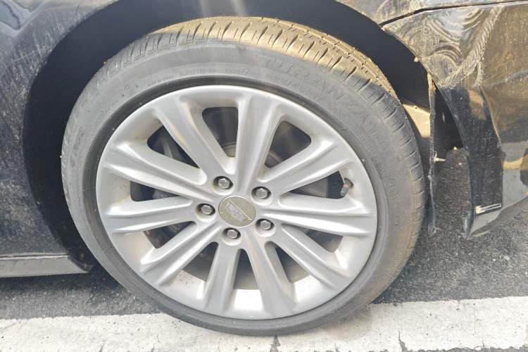 Used Cadillac ATS-L 2017 28T Tech Edition Right Front Wheel Hub