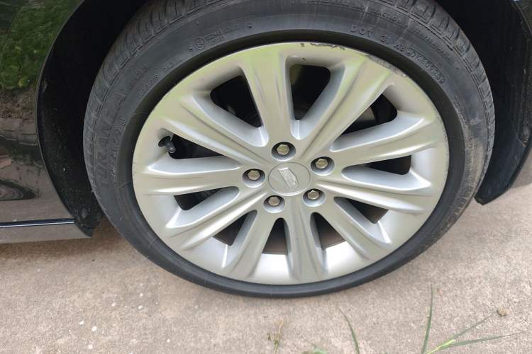 Used Cadillac ATS-L 2017 28T Tech Edition Right Front Wheel Hub