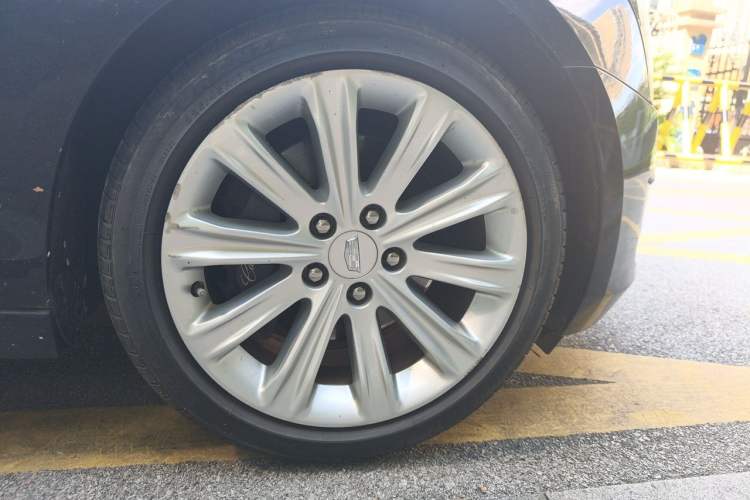 Used Cadillac ATS-L 2017 28T Tech Edition Right Front Wheel Hub