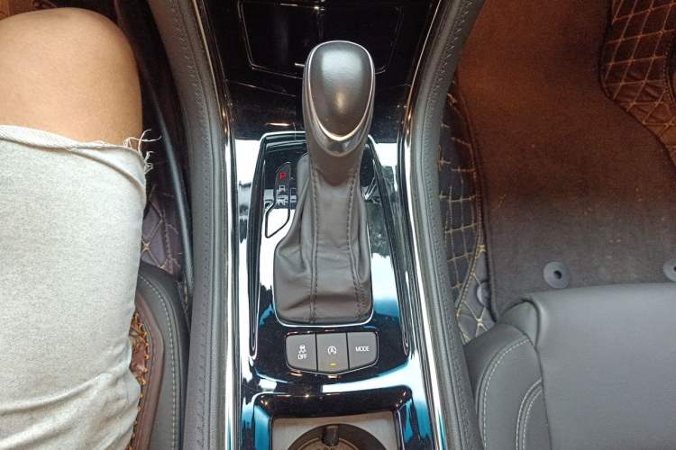 Used Cadillac ATS-L 2017 28T Fashion Edition Gear Lever
