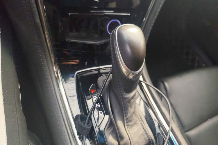 Used Cadillac ATS-L 2017 28T Fashion Edition Gear Lever