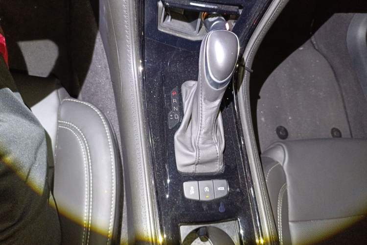Used Cadillac ATS-L 2017 28T Fashion Edition Gear Lever