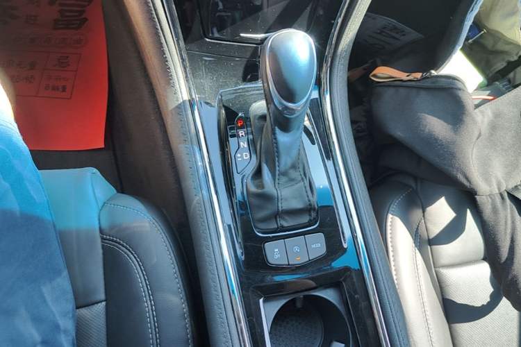 Used Cadillac ATS-L 2017 28T Fashion Edition Gear Lever