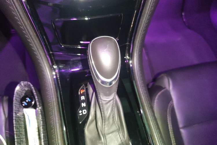 Used Cadillac ATS-L 2017 28T Fashion Edition Gear Lever