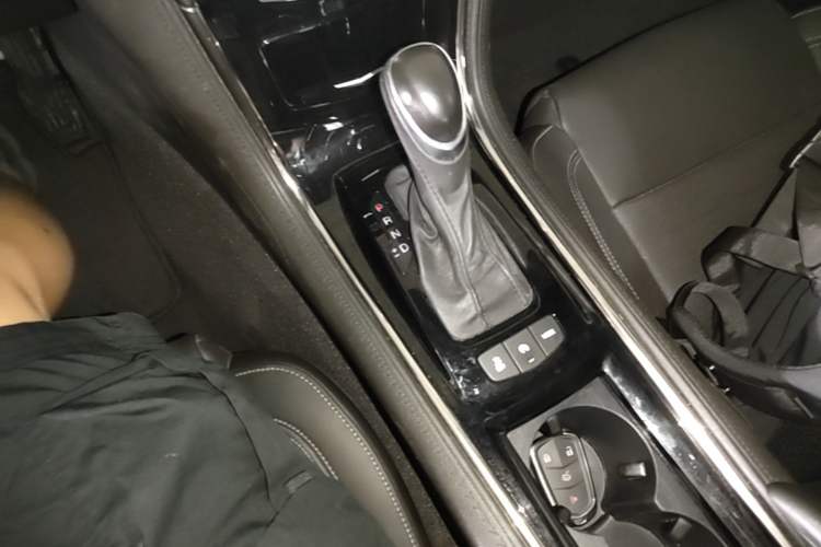 Used Cadillac ATS-L 2017 28T Fashion Edition Gear Lever