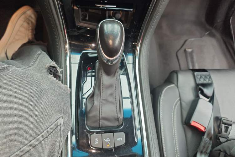 Used Cadillac ATS-L 2017 28T Fashion Edition Gear Lever