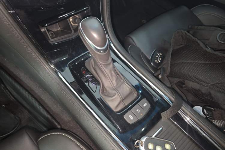 Used Cadillac ATS-L 2017 28T Tech Edition Gear Lever