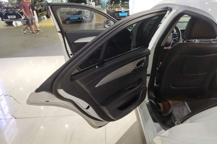 Used Cadillac ATS-L 2017 28T Fashion Edition Interior 8