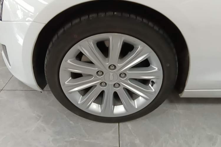 Used Cadillac ATS-L 2017 28T Tech Edition Left Front Wheel Hub