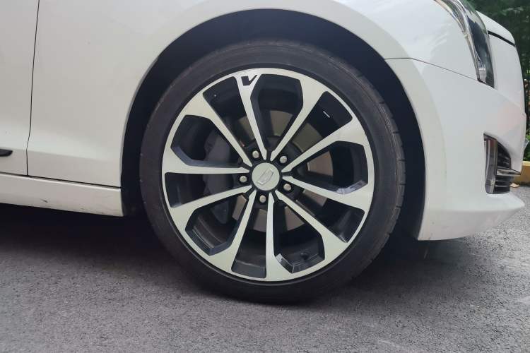 Used Cadillac ATS-L 2017 28T Fashion Edition Right Front Wheel Hub
