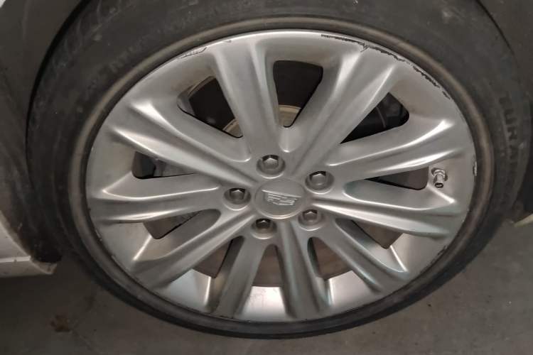 Used Cadillac ATS-L 2017 28T Tech Edition Right Front Wheel Hub