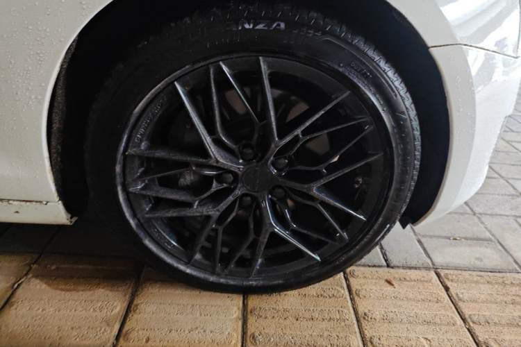 Used Cadillac ATS-L 2017 28T Tech Edition Right Front Wheel Hub
