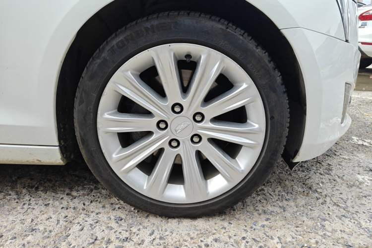 Used Cadillac ATS-L 2017 28T Tech Edition Right Front Wheel Hub