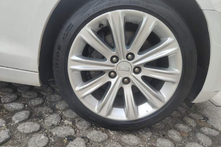 Used Cadillac ATS-L 2017 28T Fashion Edition Right Front Wheel Hub