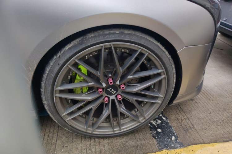 Used Cadillac CT4 2020 28T Elite Edition Right Front Wheel Hub
