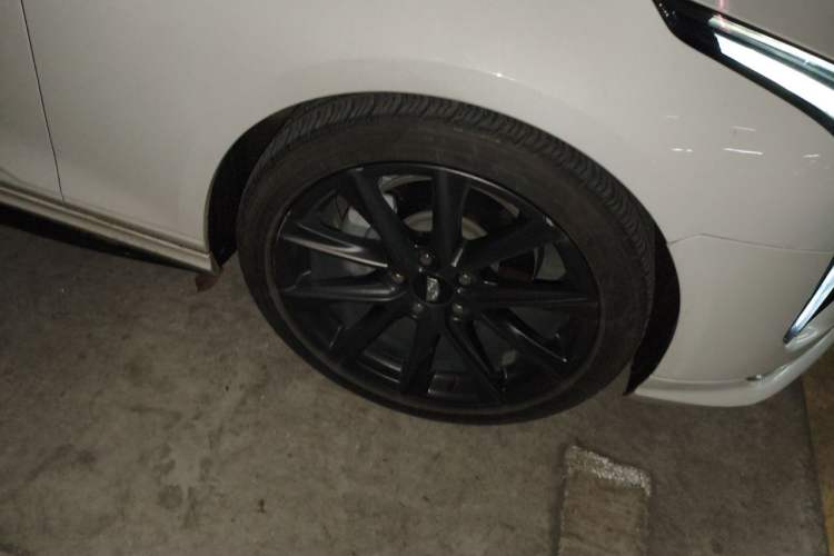 Used Cadillac CT4 2020 28T Elite Edition Right Front Wheel Hub