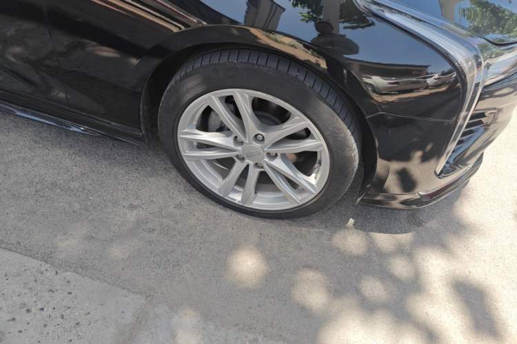 Used Cadillac CT4 2021 28T Fashion Edition Right Front Wheel Hub