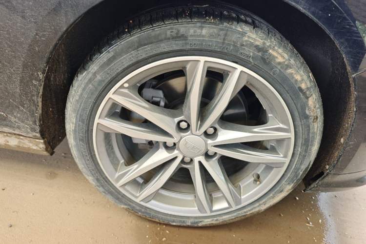 Used Cadillac CT4 2021 28T Luxury Model Right Front Wheel Hub
