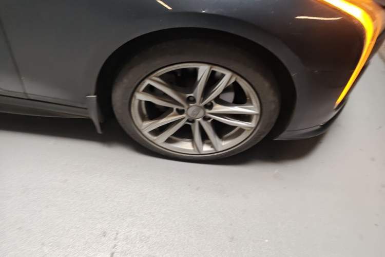 Used Cadillac CT4 2021 28T Fashion Edition Right Front Wheel Hub