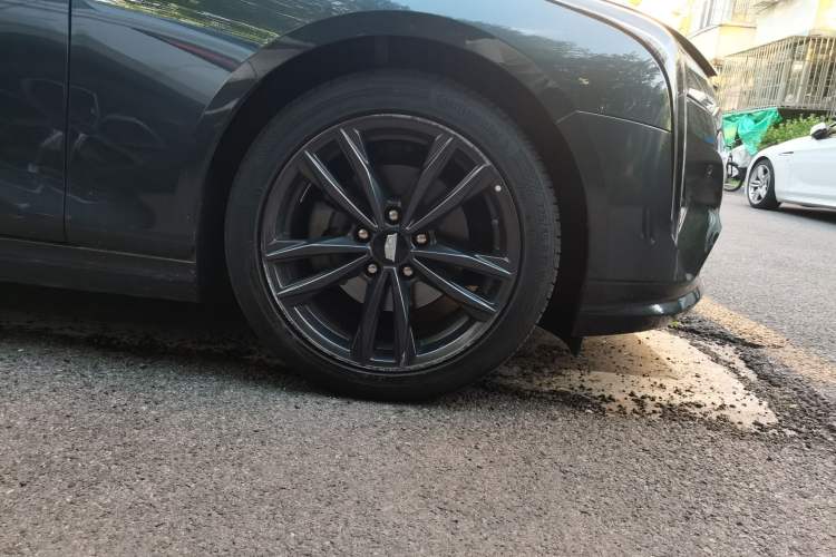 Used Cadillac CT4 2021 28T Luxury Model Right Front Wheel Hub