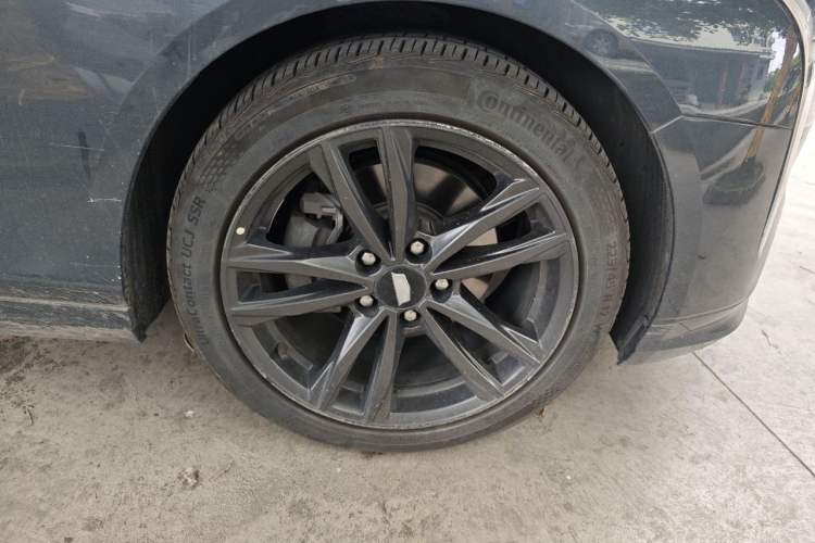 Used Cadillac CT4 2021 28T Luxury Model Right Front Wheel Hub