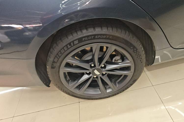 Used Cadillac CT4 2021 28T Luxury Model Right Rear Wheel Hub