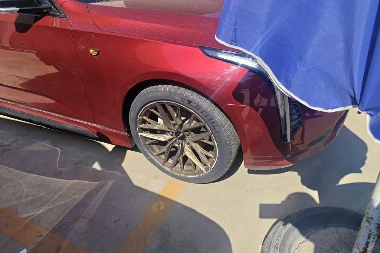 Used Cadillac CT4 2021 28T Luxury Model Right Front Wheel Hub