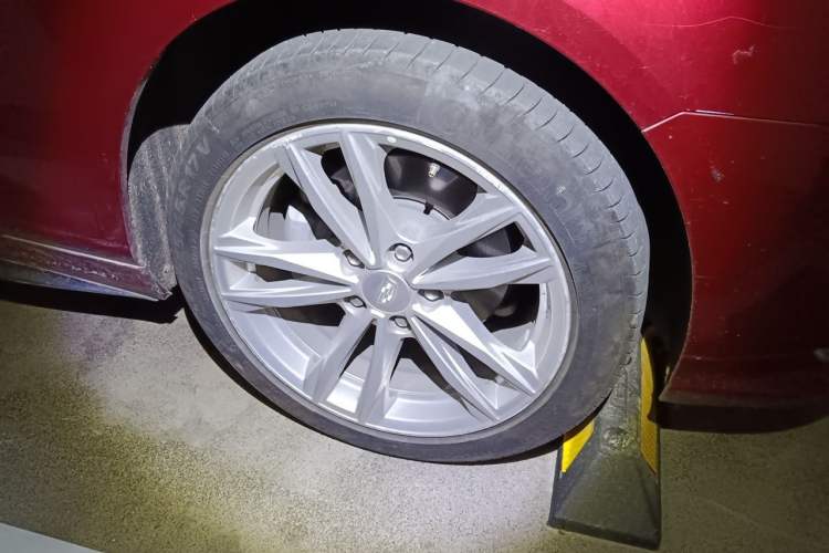 Used Cadillac CT4 2021 28T Fashion Edition Right Front Wheel Hub