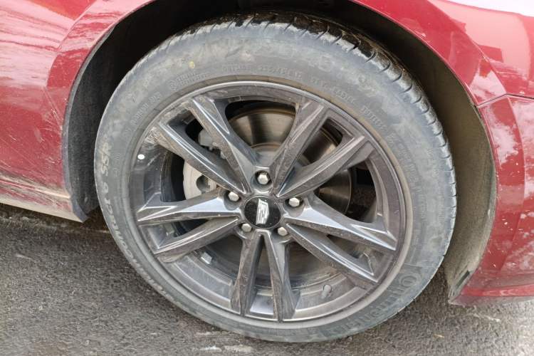 Used Cadillac CT4 2021 28T Luxury Model Right Front Wheel Hub
