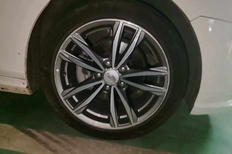 Used Cadillac CT4 2021 28T Luxury Model Right Front Wheel Hub
