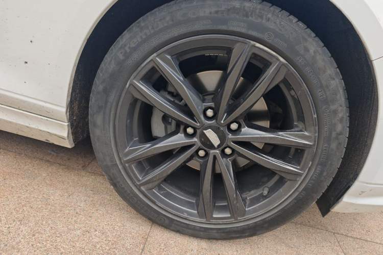 Used Cadillac CT4 2021 28T Luxury Model Right Front Wheel Hub
